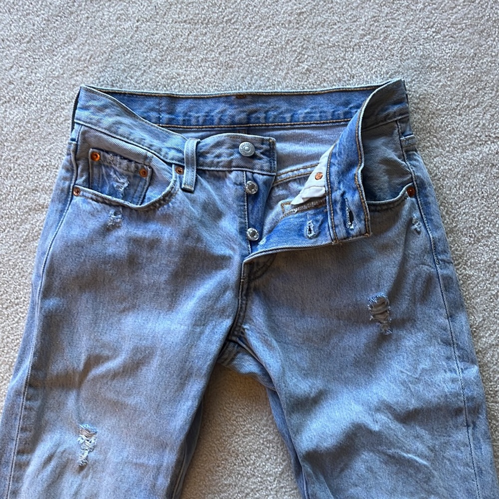 Levi 501 Distressed Cropped Tapered  jean in Bowie Wash - Picture 9 of 9